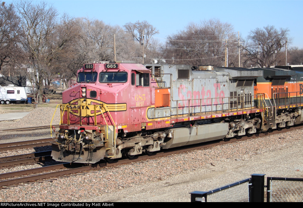 Crisp roster shot of BNSF 685 on point